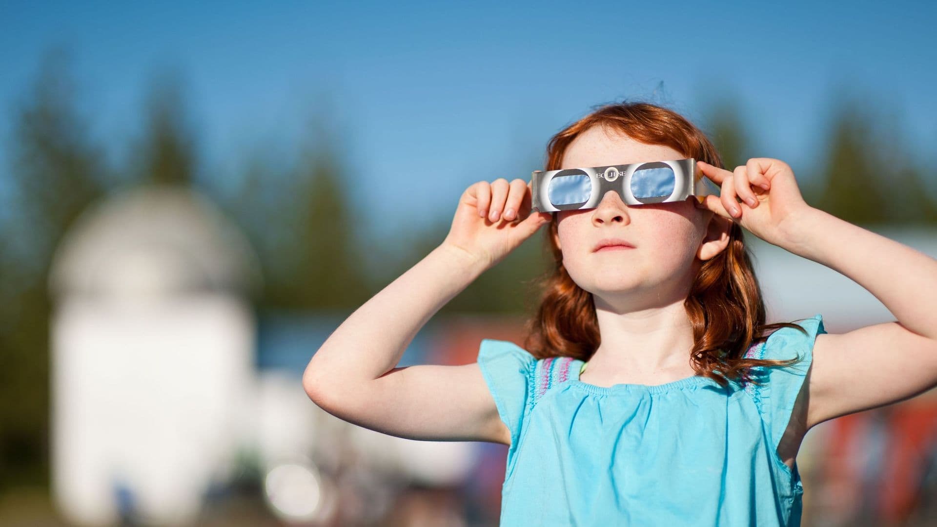 Des lunettes pour observer l’éclipse du 12 août 2026