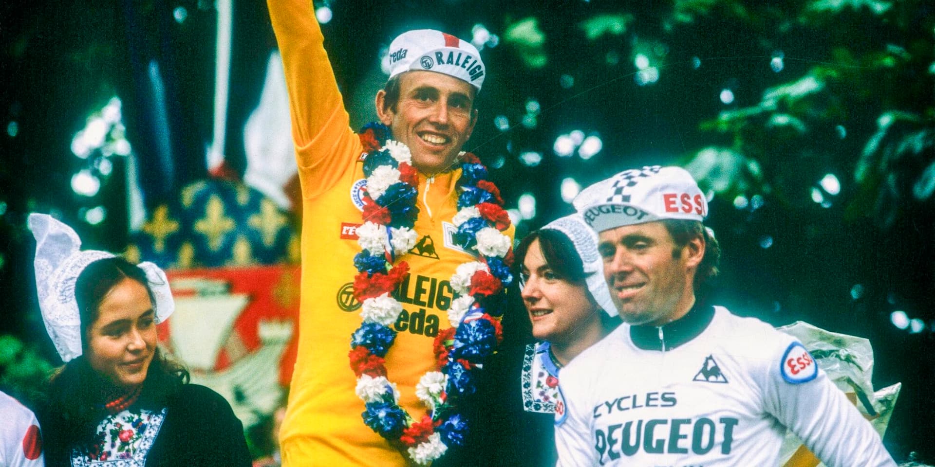 Winactie: Win een gesigneerde retro gele trui en koershandschoenen van Joop Zoetemelk
