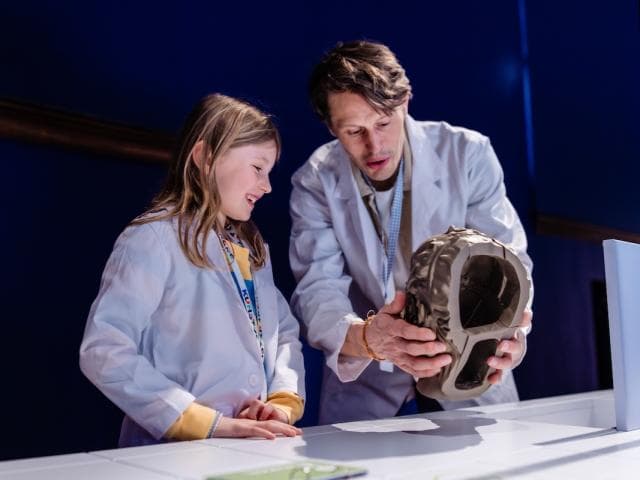 Samen speuren in het museum: ga op ontdekking in de expo ‘KunstKrakers. Ontdek het onzichtbare’ in het KMSKA