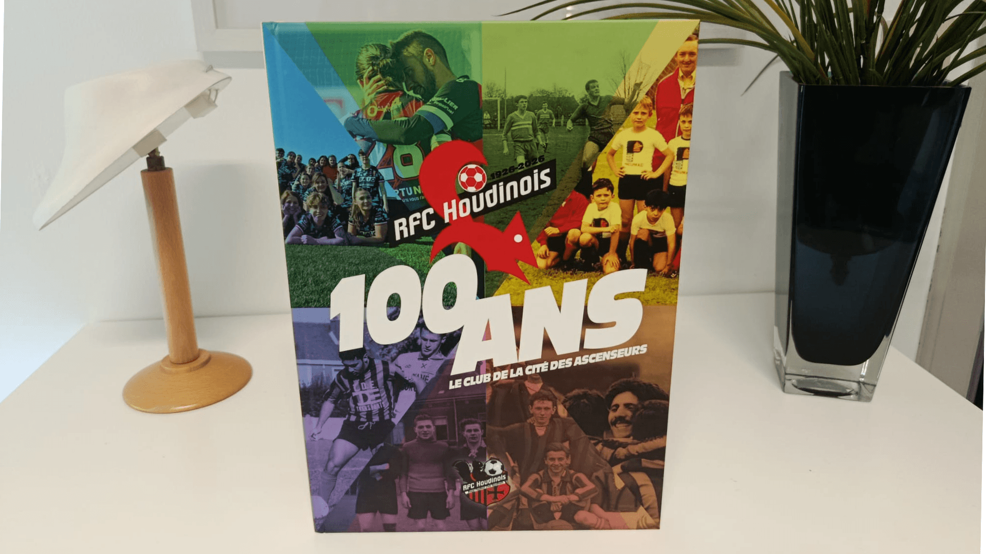 Un exemplaire du livre des 100 ans du RFC Houdinois